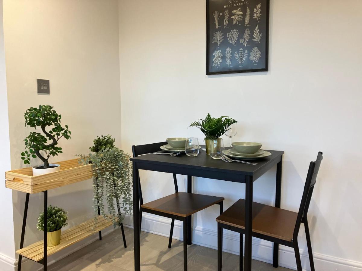 Magnificent Refurbished 1 Bed Flat Few Steps To High St ! - 4 East House Lejlighed Epsom Eksteriør billede