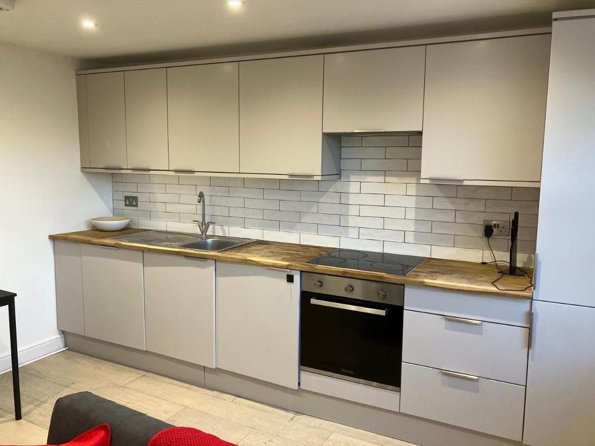 Magnificent Refurbished 1 Bed Flat Few Steps To High St ! - 4 East House Lejlighed Epsom Eksteriør billede