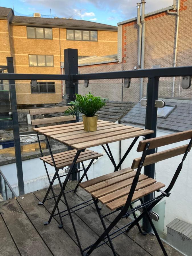 Magnificent Refurbished 1 Bed Flat Few Steps To High St ! - 4 East House Lejlighed Epsom Eksteriør billede
