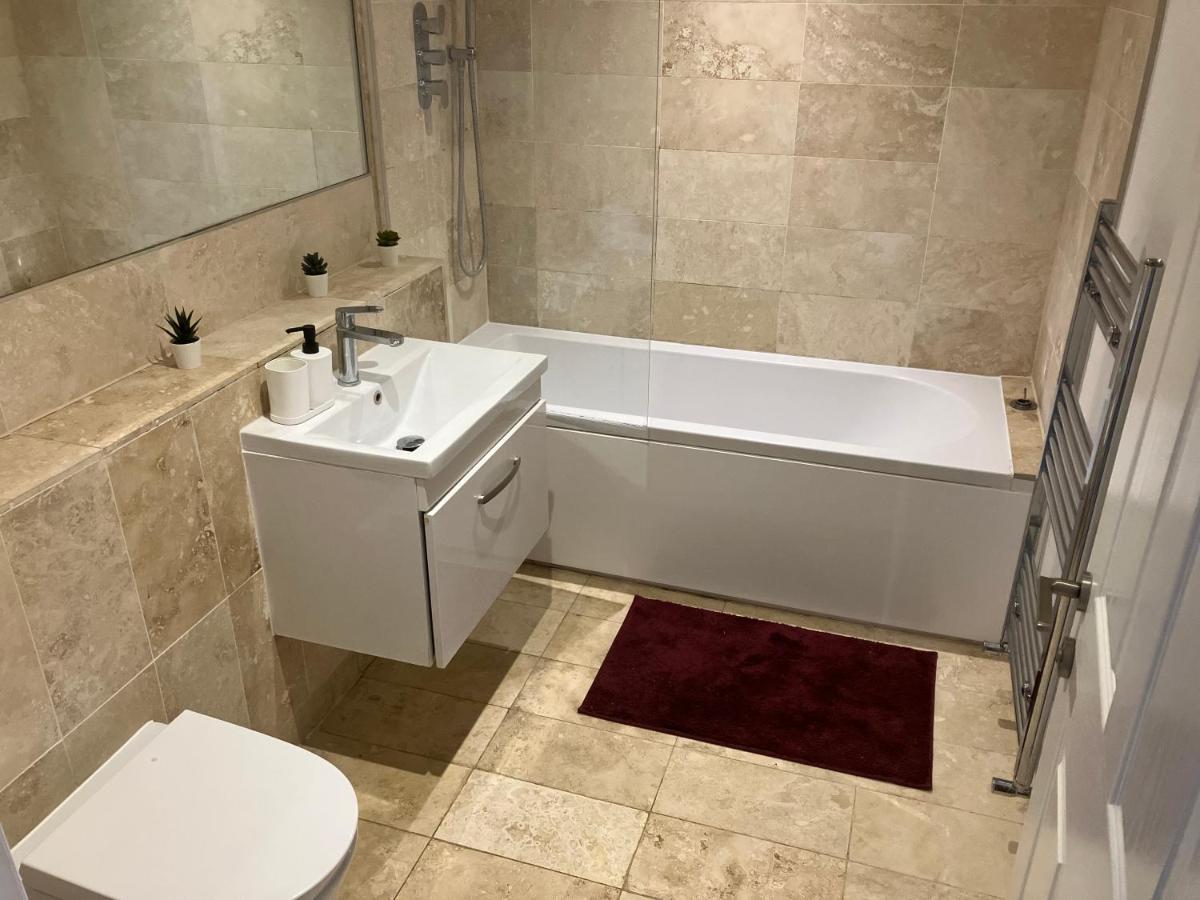 Magnificent Refurbished 1 Bed Flat Few Steps To High St ! - 4 East House Lejlighed Epsom Eksteriør billede
